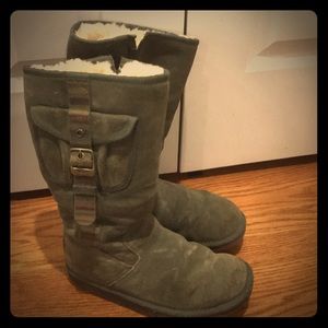 Uggs boots w/pocket and zipper